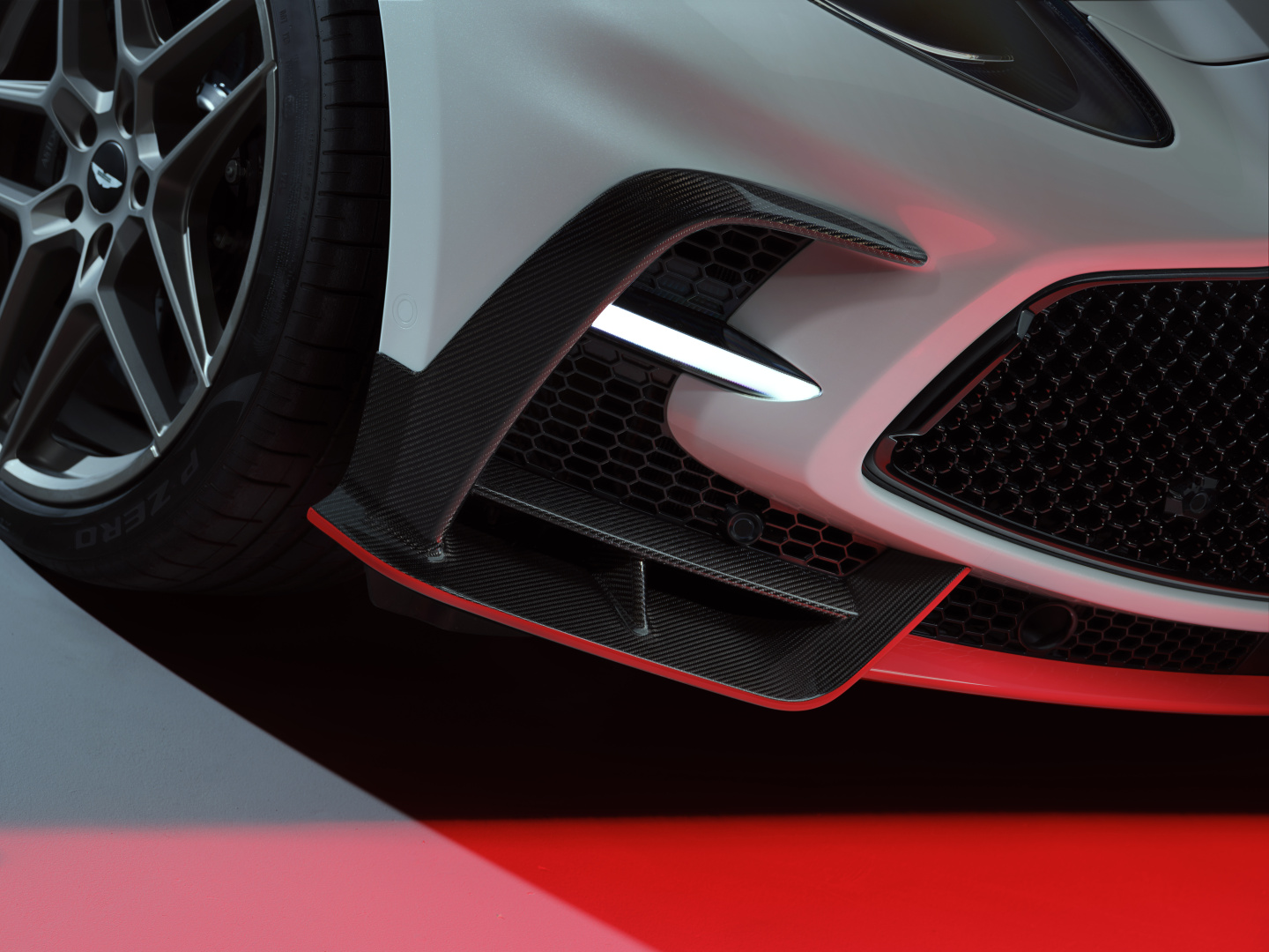 SMALL_Aston Martin DBX S_16